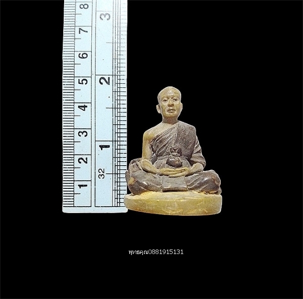 พระบูชาตั้งหน้ารถ มีบาตรวางอยู่ด้านข้าง
